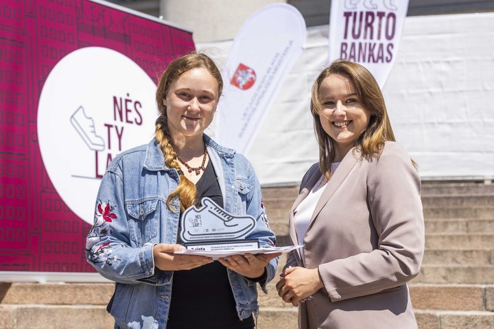 Sidabrinė sportbačio statulėlė už didžiausią nueitų žingsnių vidurkį, pastatyta ant diplomo.