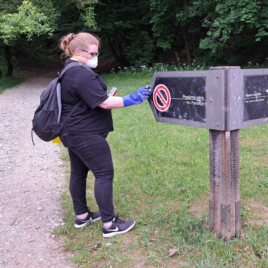 Savanorė valo krypčių rodyklę prie Altanos kalno, Bekešo pliaže.