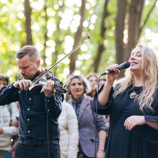 Laurita Peleniūtė ir smuikininkas atlieka sutartinę.