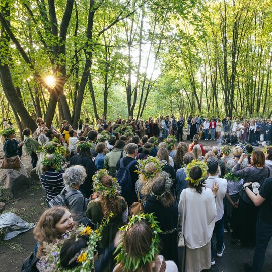 Didelis ratas žmonių prie Trijų Kryžių kalno aukuro.