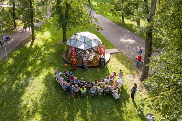 Vilniaus pilių kupolas Sereikiškių parke, fotografuotas iš viršaus. Prie kupolo minia žmonių.