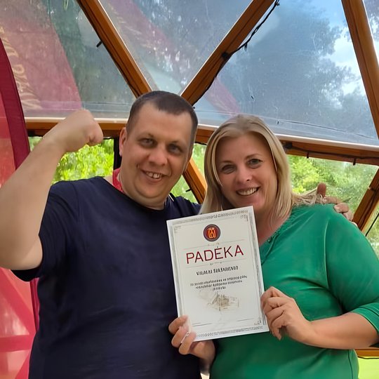 Direkcijos direktorius ir mokytoja su padėkos raštu.