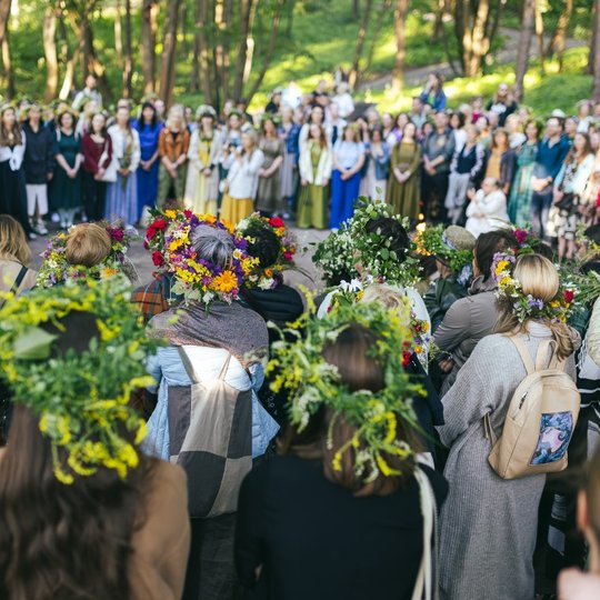 Didelis ratas žmonių prie Trijų Kryžių kalno aukuro.