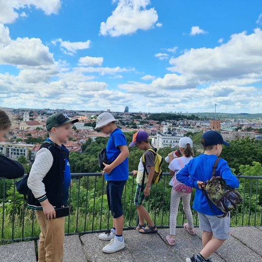 Mokiniai Trijų kryžių kalno apžvalgos aikštelėje.
