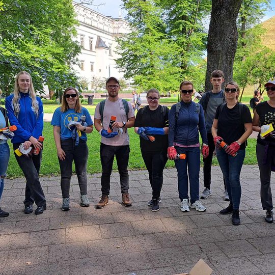 Lietuvos draudimo savanorių komanda apsišarvavusi priemonėmis Sereikiškių parke.