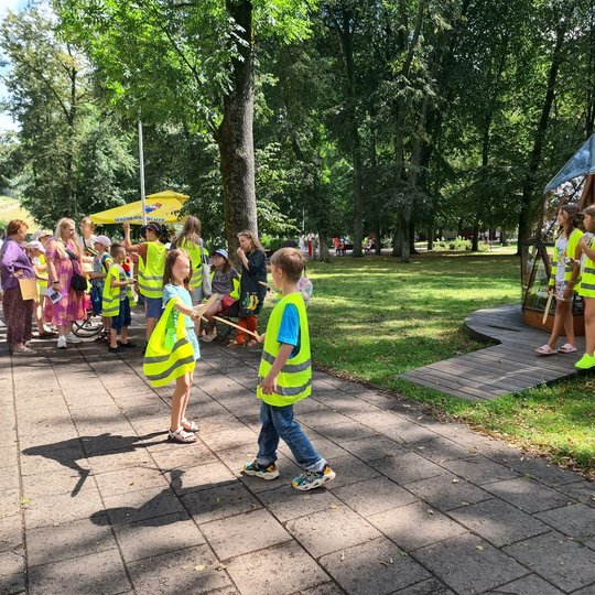 Vaikai būriuojasi prie Vilniaus pilių kupolo.