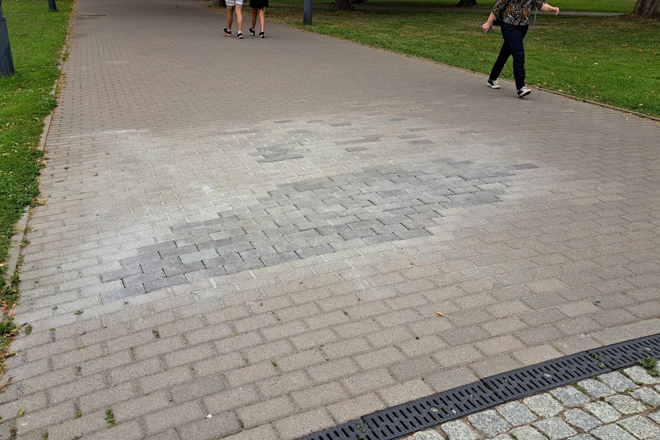 Naujai sudėtos trinkelės Mindaugo skvero take.