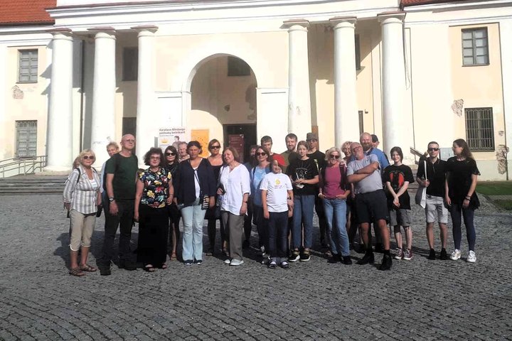 Grupė ekskursantų prie Lietuvos nacionalinio muziejaus laiptų.