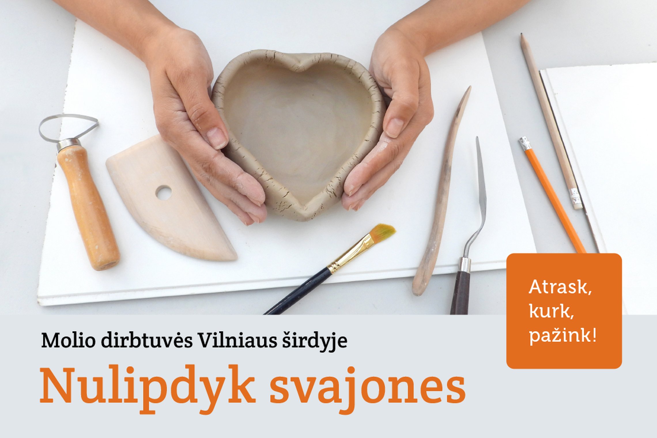 Informacinis plakatas, kuriame kviečiama į Vilniaus pilių kupole organizuojamą molio edukaciją.