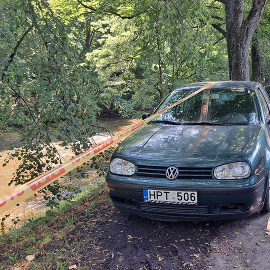 Nelegaliai pastatytas automobilis Trispalvės alėjoje. Po juo matosi besikurianti erozija.