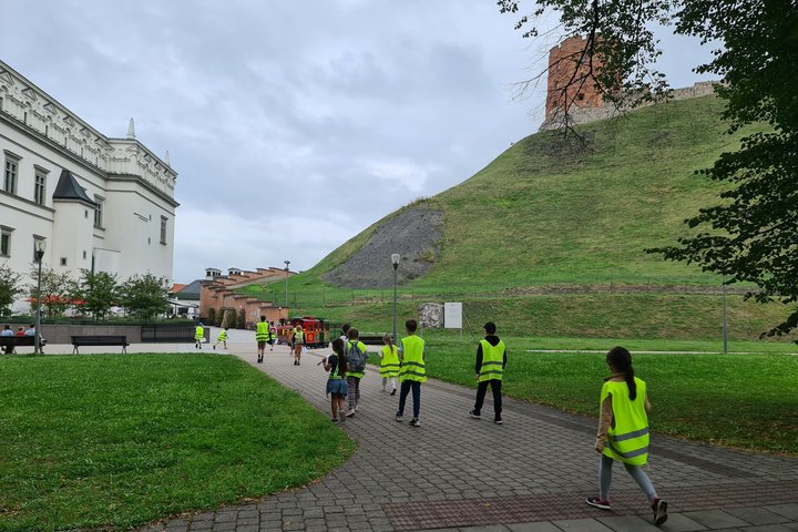 grupė vaikų bėga Sereikiškių parko taku Bonos Sforcos sodo link.