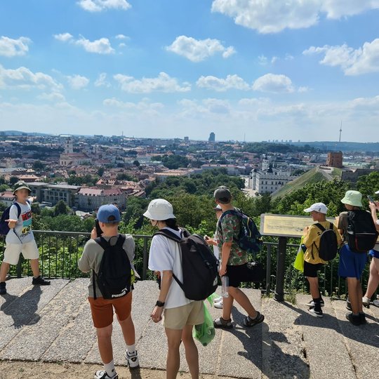 Vaikai laksto Trijų Kryžių kalno apžvalgos aikštelėje.