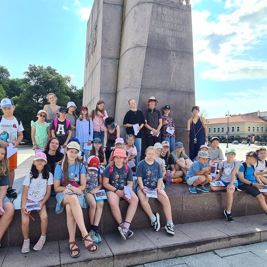 Mokinių grupė prie Gedimino paminklo Katedros aikštėje.