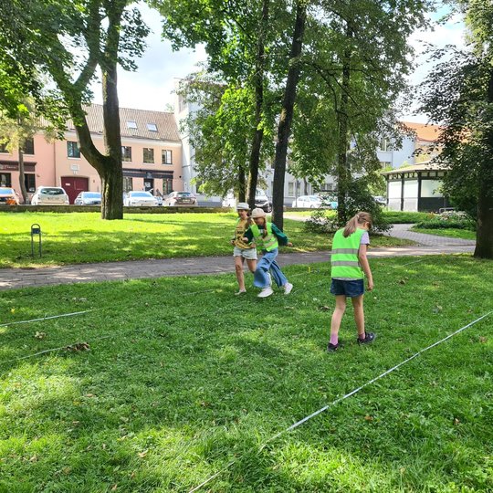 Vaikai matuoja atstumą nuo Pilių kupolo ištiesę ruletę.