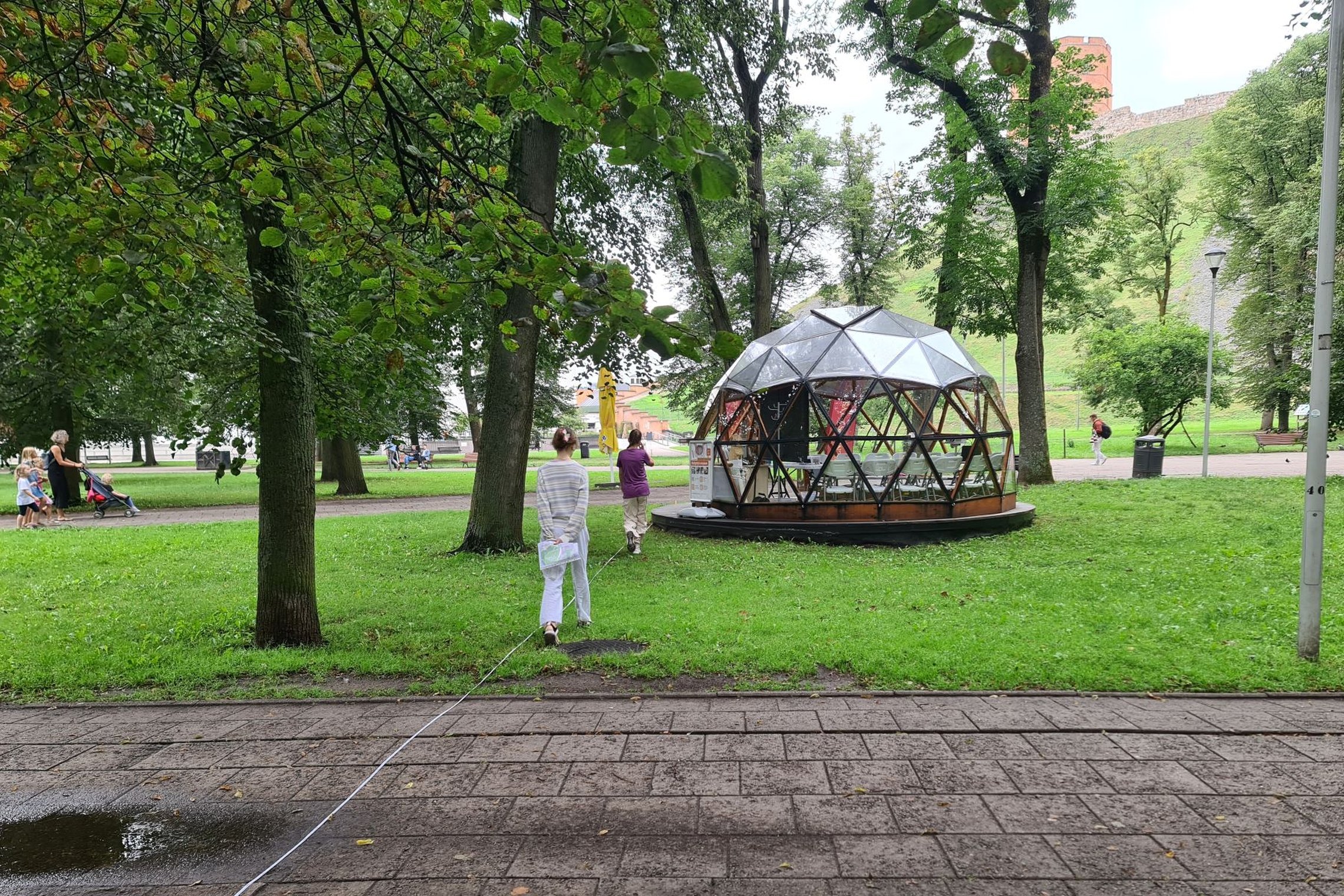 Dvi merginos eina palei ištiestą ruletę Vilniaus pilių kupolo link.