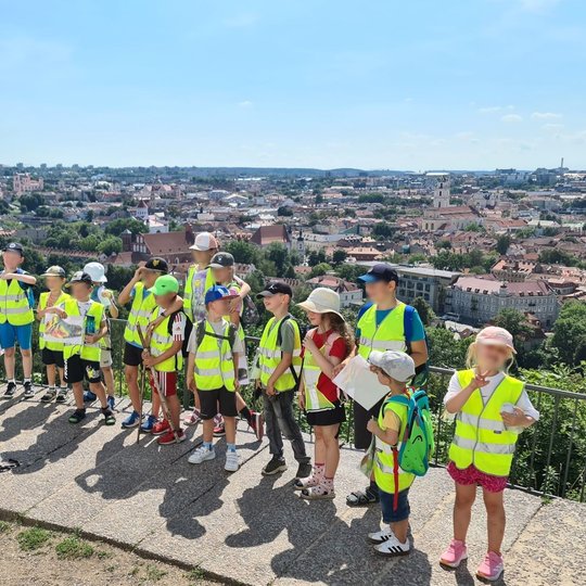 Mokinių būrys Trijų Kryžių kalno apžvalgos aikštelėje.
