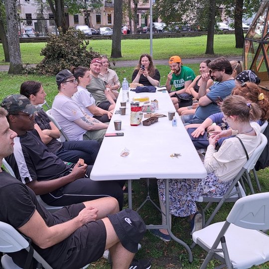 Savanorių komanda Sereikiškių parke, prie vaišių stalo.