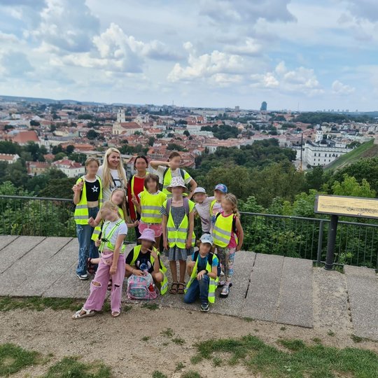 Mokinių grupė Trijų Kryžių kalno apžvalgos aikštelėje.