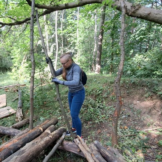 Viena mergina ardo rezervato lankytojų įrengtą pavėsinę iš stambiagabaričių atliekų.