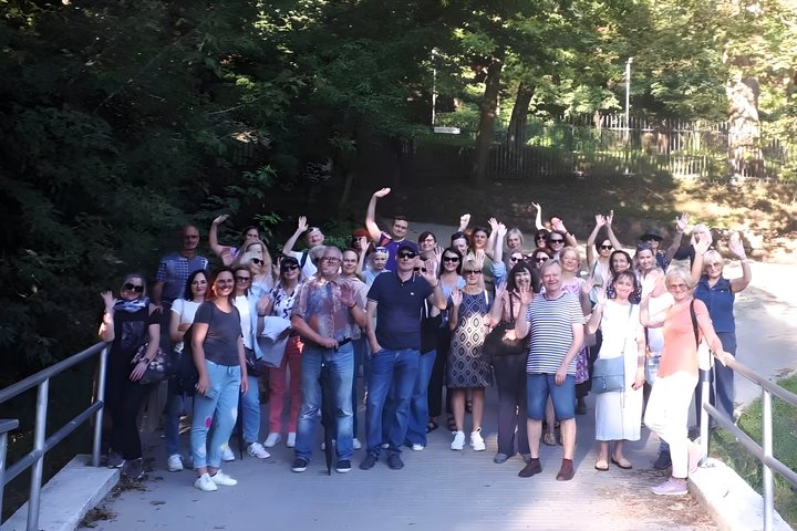 Gausi grupė ekskursijos dalyvių ant Vilnios upės tilto, prie Nyderlandų ambasados.