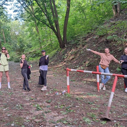 Aštuoni savanoriai pozuoja prie Stalo kalno užtvaro.