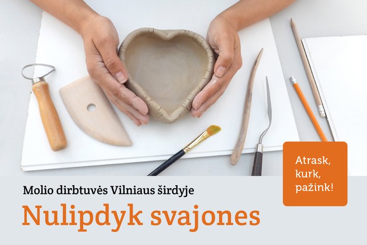 Reklaminis plakatas, kviečiantis užsiimti molio edukacija kupole. Plakate vaizduojamas širdies formos molinis indas rankose.