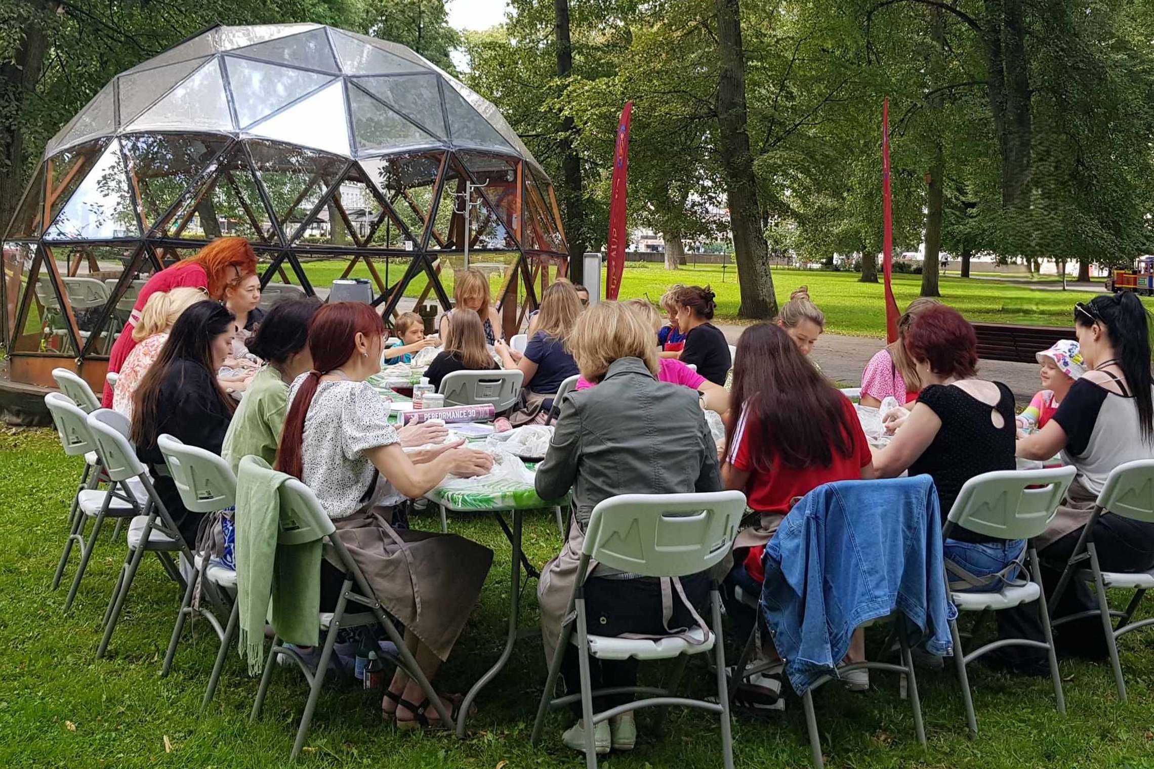 Prie Vilniaus pilių kupolo, Sereikiškių parke, baltus stalus apsėdę žmonės rankose minko molio gabalus.