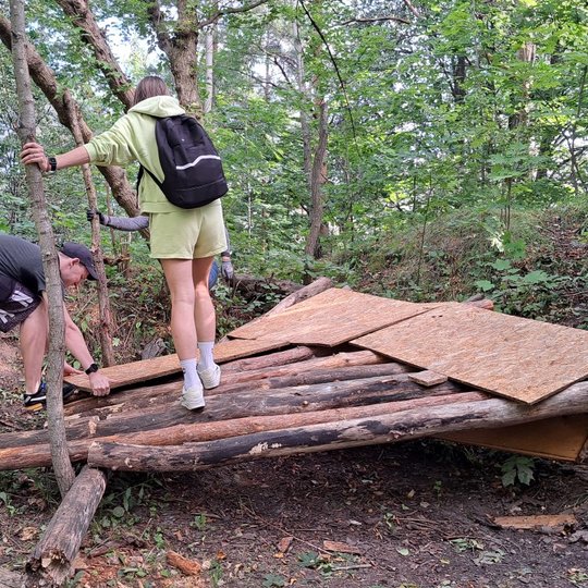 Savanoriai ardo rezervato lankytojų suneštą atliekų pavėsinę.
