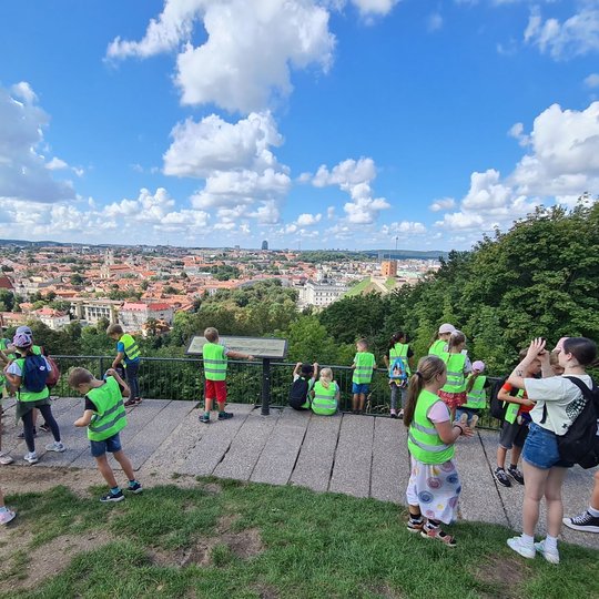 Vaikai laksto po Trijų Kryžių kalno apžvalgos aikštelę.