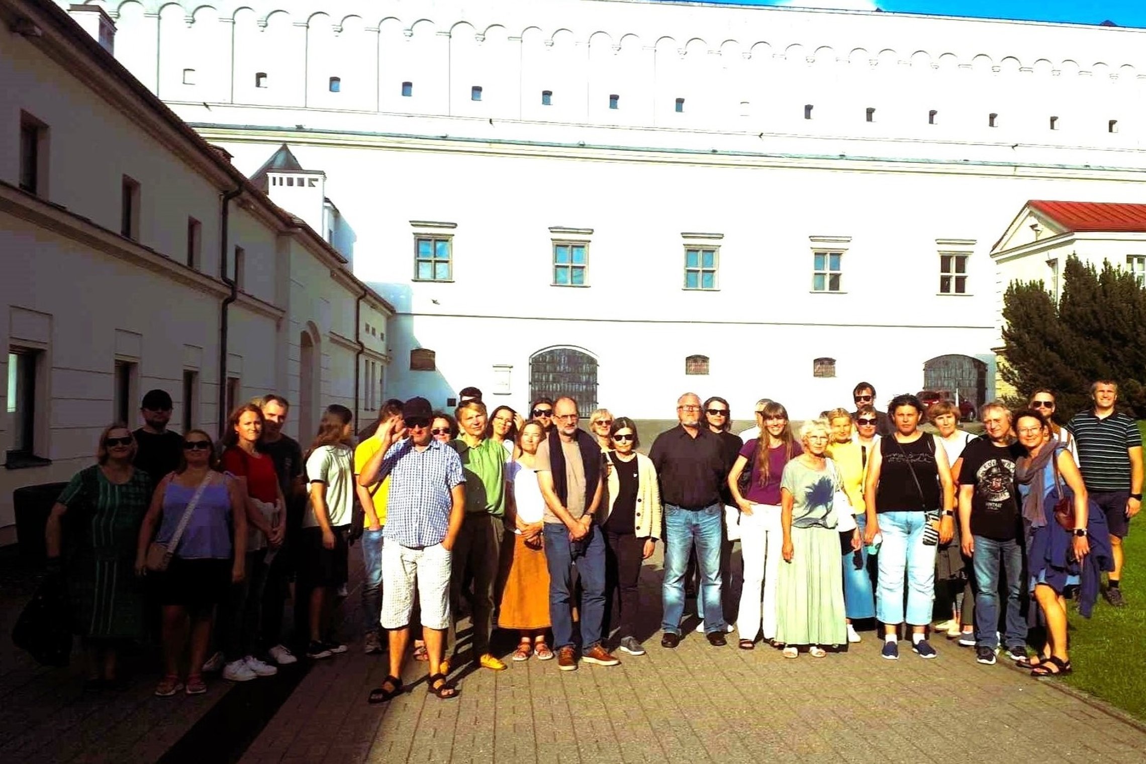 Grupė ekskursijos dalyvių nacionalinio muziejaus kieme.