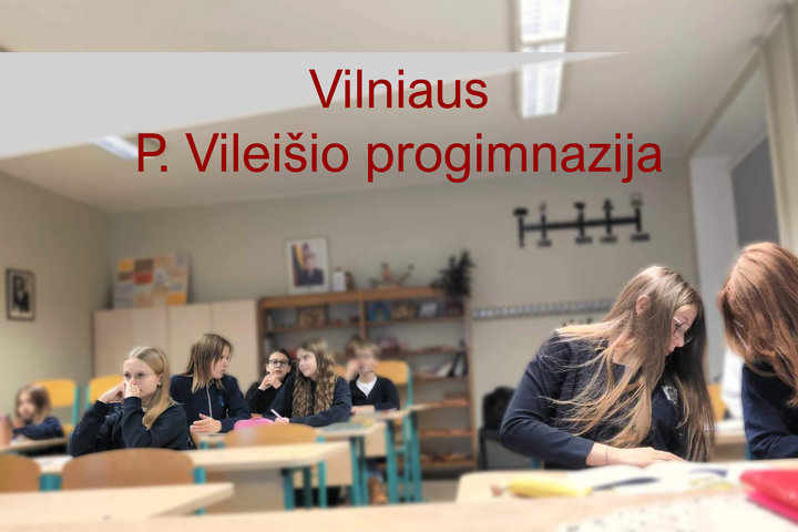Nuotrauka yra išfokusuotu fonu ir visas fokusas sudėtas ant mokinių, sėdinčių klasėje. Klasėje visos merginos ir vienas berniukas, kurio veidas yra išlietas. Dvi merginos sėdi nuotraukos priekyje dešinėje, kol visos likusios mokinės sėdi toliau nuotraukos