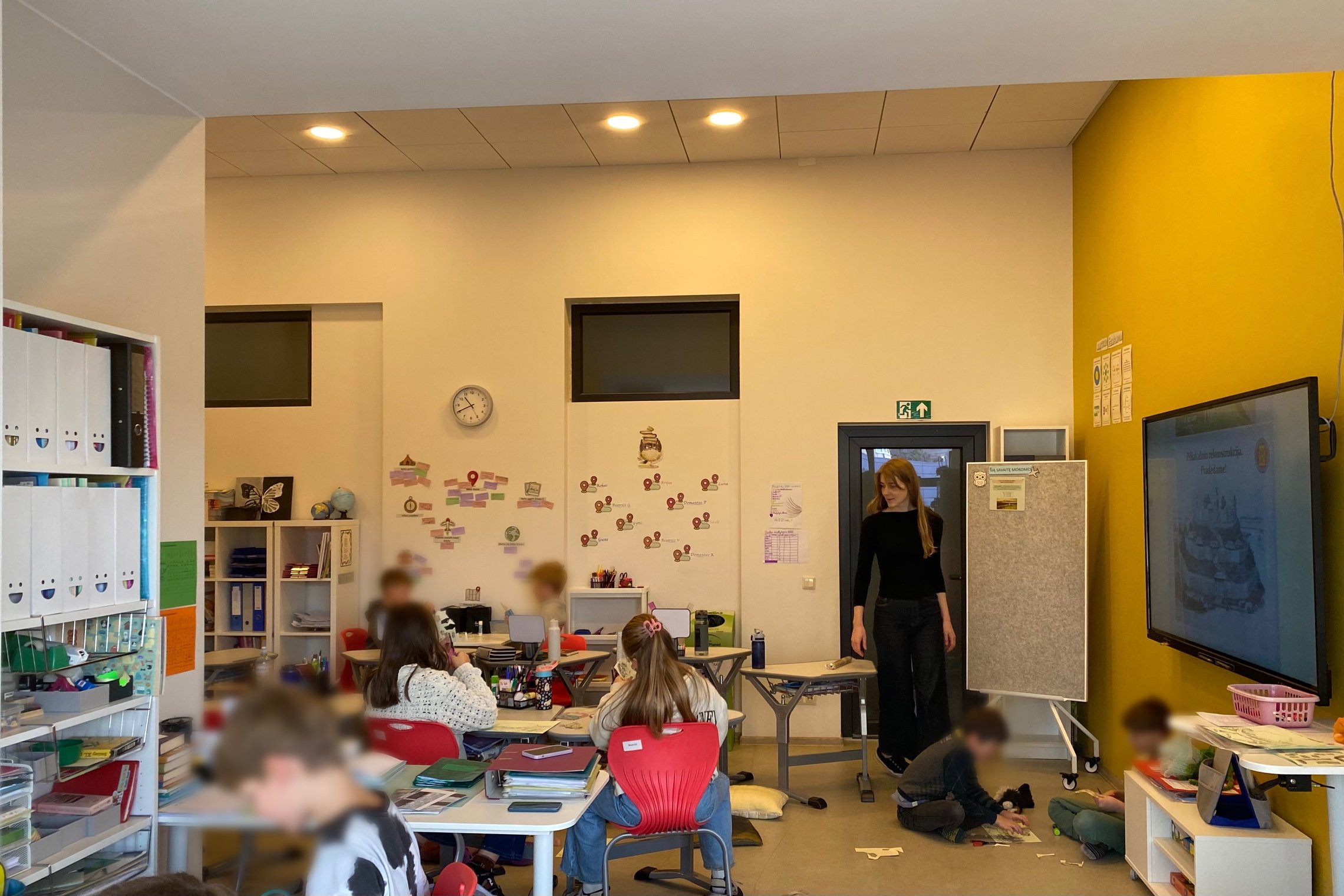 Geros pradžios mokyklos trečiokai dalyvauja edukacijoje apie piliakalnius – klasėje vyksta pasakojimas ir kūrybinės užduotys, mokiniai dirba grupėmis