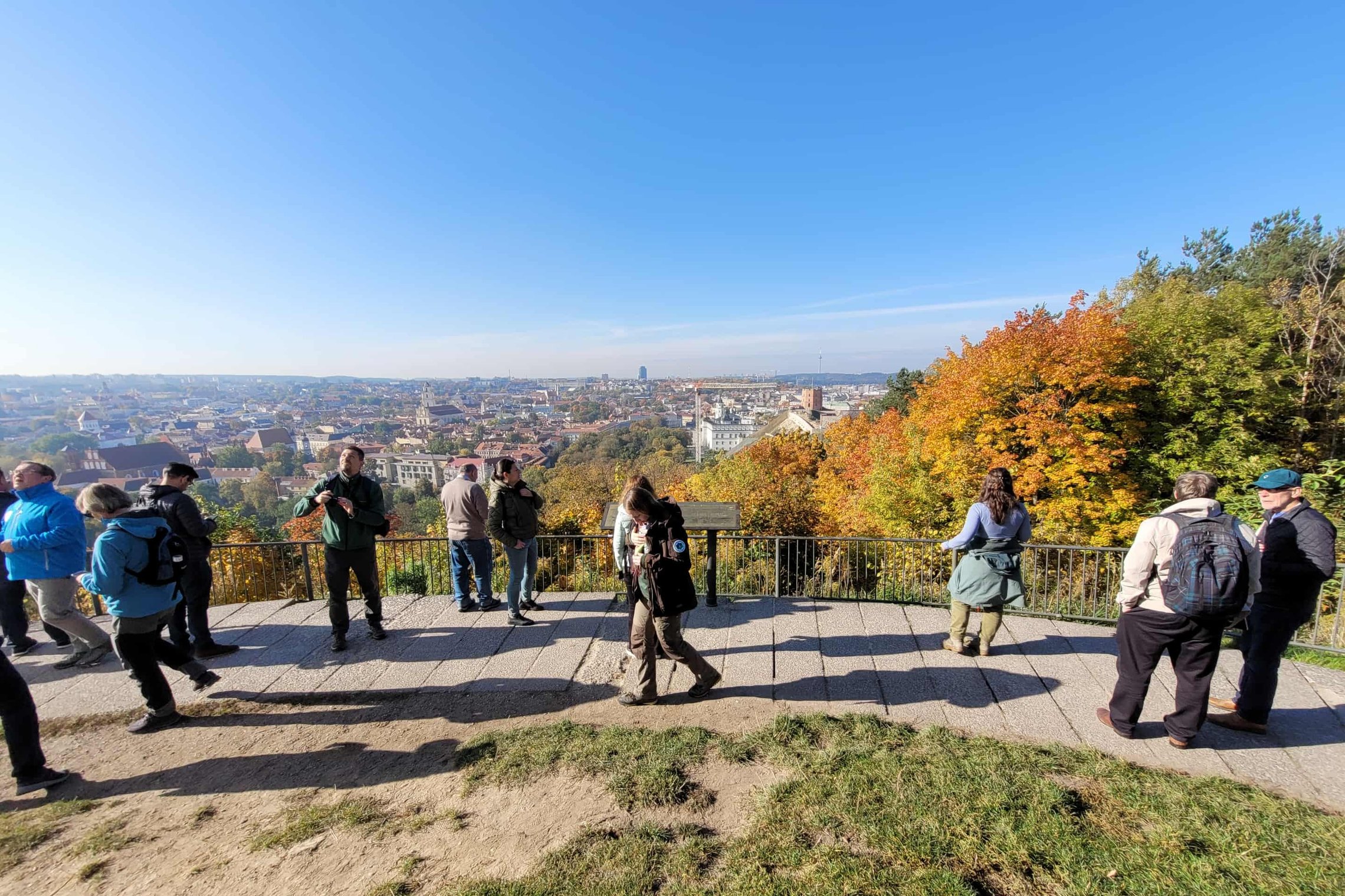 Nuotraukoje Vilniaus pilys ir jų lankytojai.