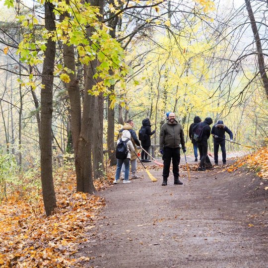 Savanoriai grėbia lapus nuo pėsčiųjų takų bei jų prieigų Bekešo kalno aplinkoje