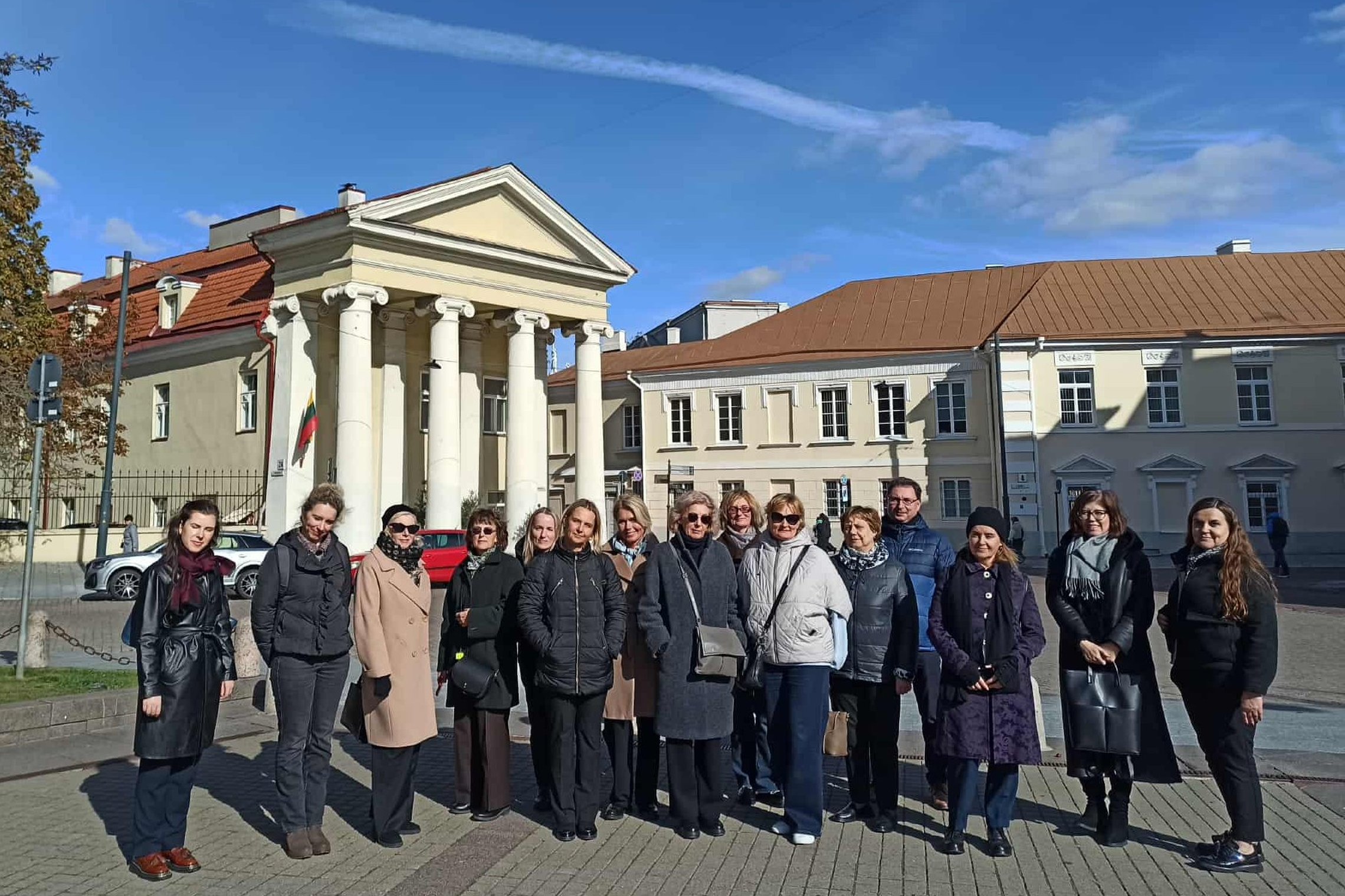Nuotraukoje grupė žmonių dalyvauja ekskursijoje „Drąsios tonzūros Vilniaus pilyse“