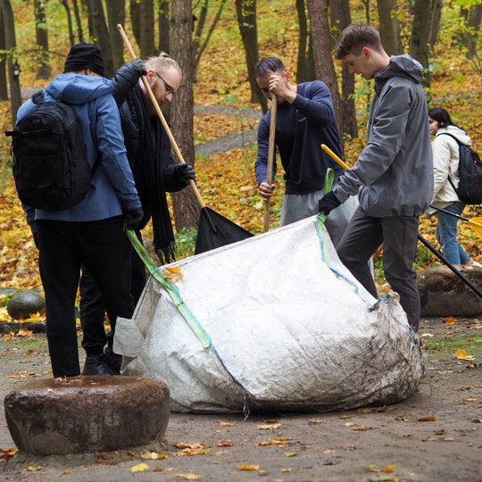 Žmonės Trijų Kryžių kalno centrinėje dalyje esančiame akmenų rate sugrėbtus medžių lapus talpina į didmaišius