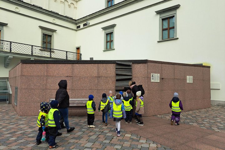 Nuotraukoje vaikai dalyvauja edukacijoje „Gediminas ir Vilniaus trys pilys“.