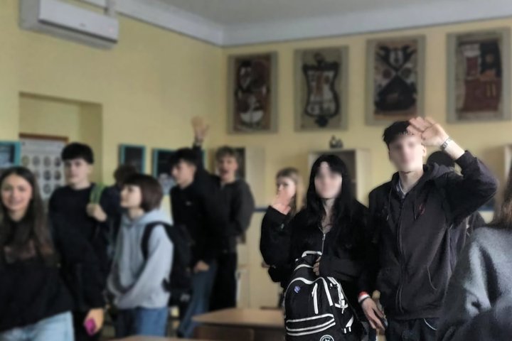 Grupė Vilniaus Užupio gimnazijos devintokų dalyvauja edukacijoje klasėje, skirtoje baltų tikėjimo temai.