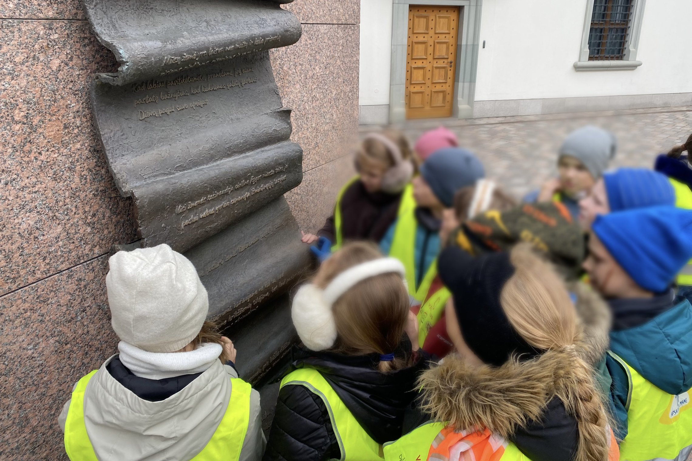 Barboros Radvilaitės progimnazijos mokiniai skaito Gedimino laiško ištrauką per edukaciją „Gediminas ir trys pilys