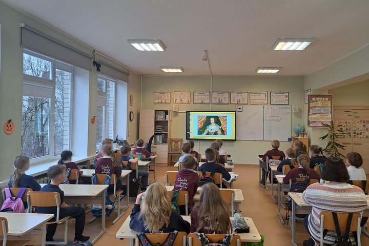 Nuotraukoje vaikai sėdi klasėje ir dalyvauja edukacijoje apie vaistažoles.