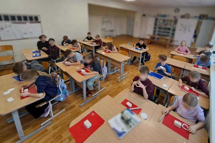 Vaikai klasėje dalyvauja edukacijoje apie tautinius simbolius