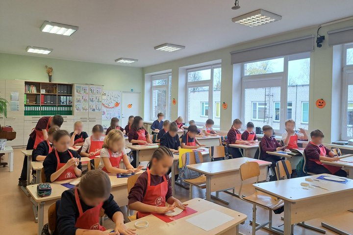 Nuotraukoje vaikai dalyvauja edukacijoje