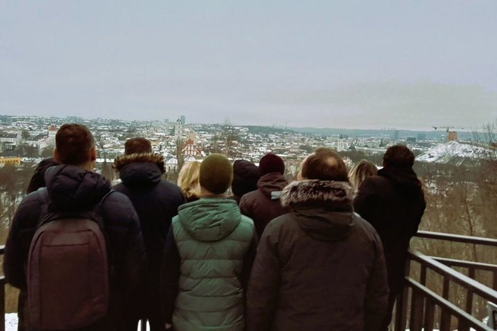 Nuotraukoje ekskursijos dalyviai grožisi Vilniaus panorama atsiveriančia nuo Altanos bokštelio terasos