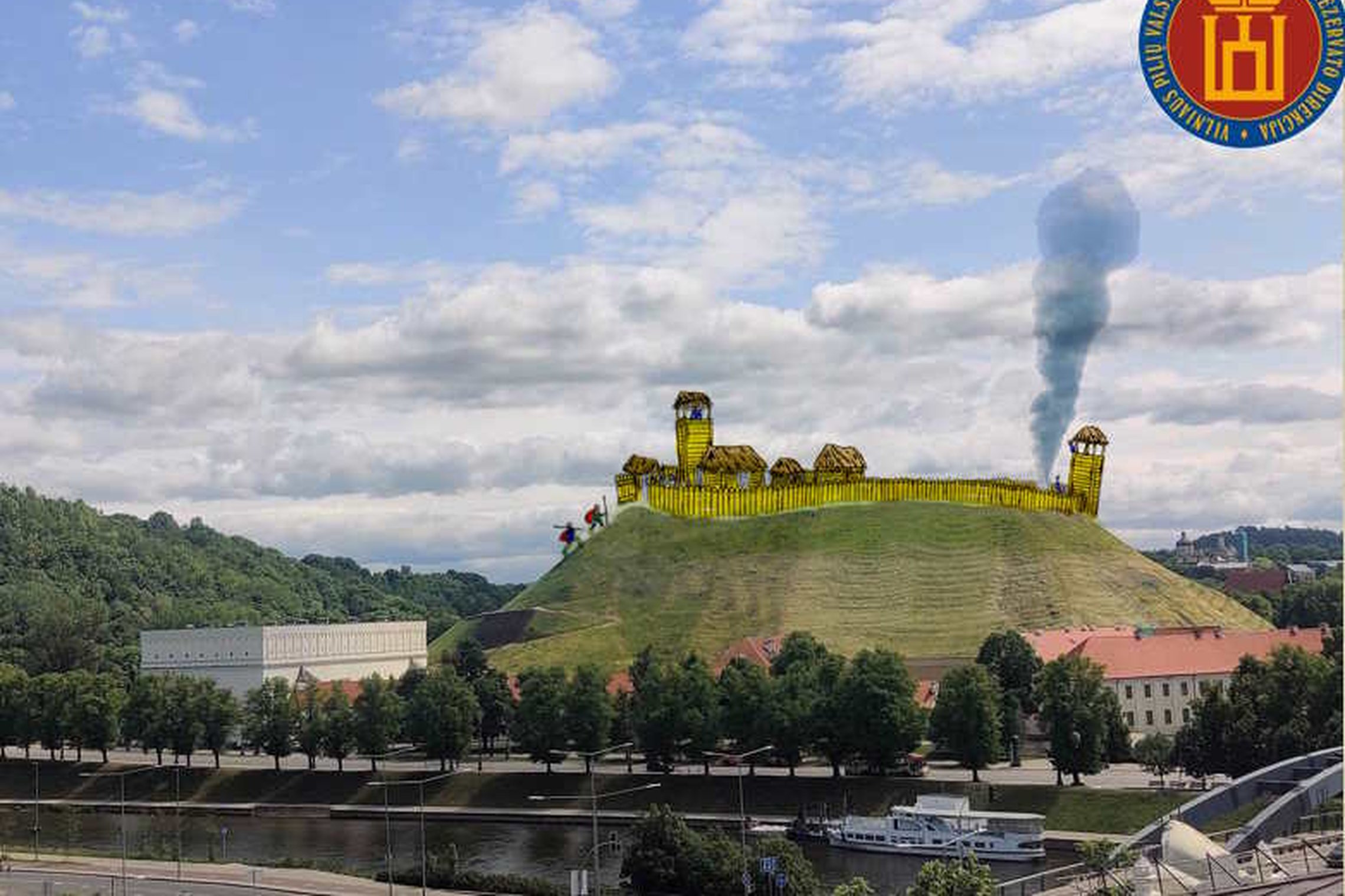 Vilniaus Gedimino kalno nuotrauka, kurioje vizualiai atkurtas senovinis medinis piliakalnio įtvirtinimas su bokštais ir gynybine siena; virš vieno bokšto kyla dūmai, viršutiniame dešiniajame kampe matomas Vilniaus pilių direkcijos logotipas.