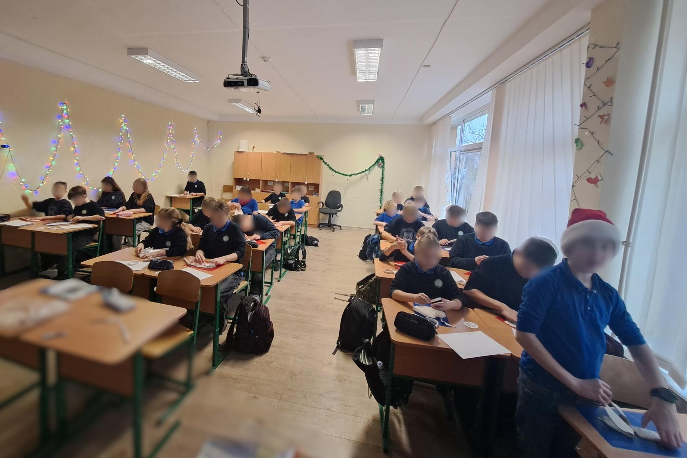Nuotraukoje vaikai dalyvauja edukacijoje „Pažink Lietuvos valstybės simbolius, sukurk šeimos herbą“.