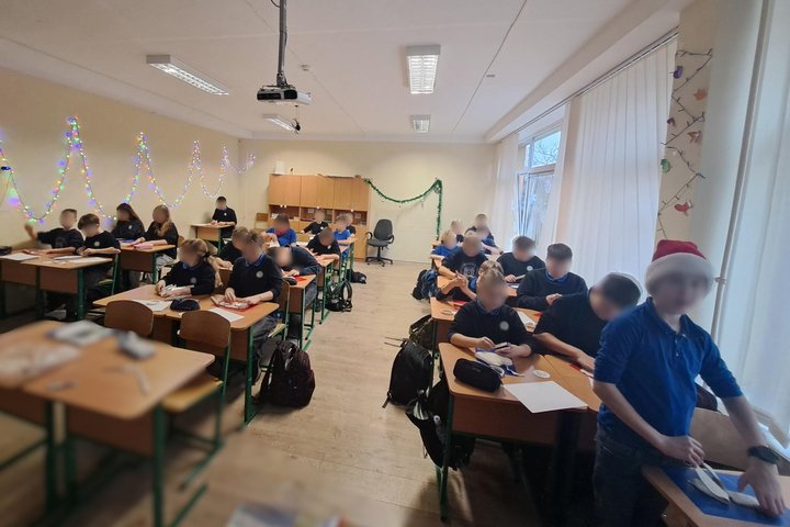 Nuotraukoje vaikai dalyvauja edukacijoje „Pažink Lietuvos valstybės simbolius, sukurk šeimos herbą“.