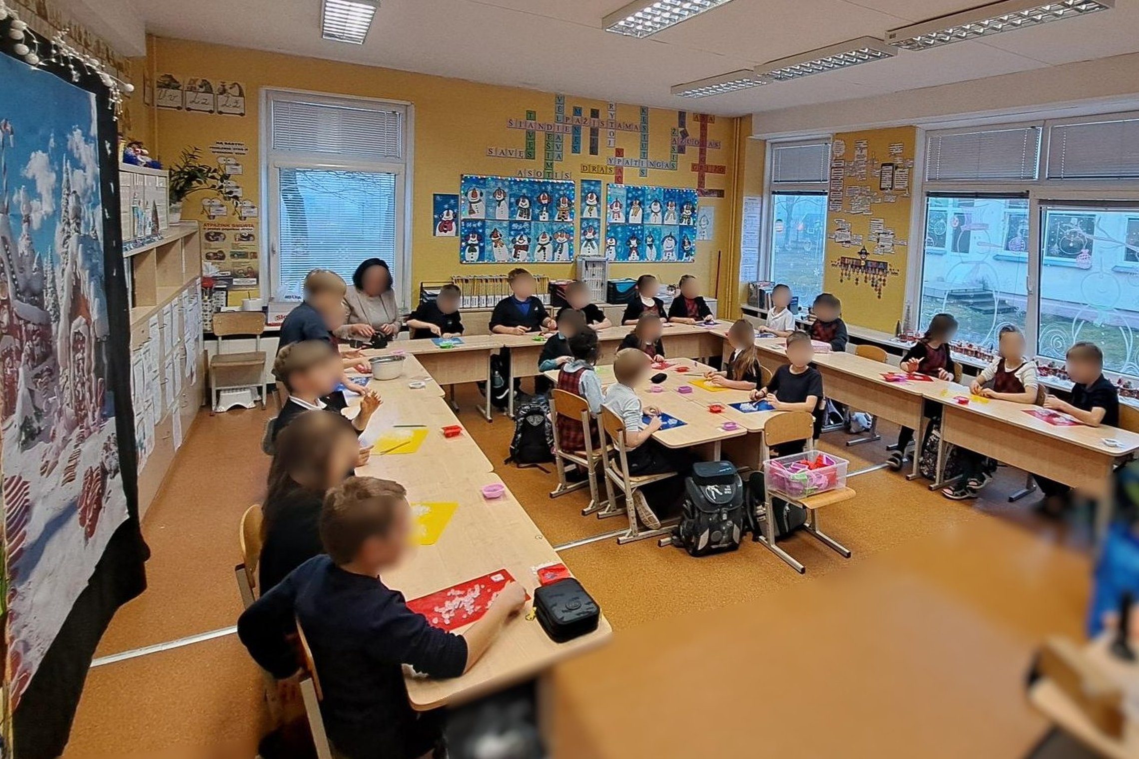 Nuotraukoje vaikai klasėje dalyvauja edukacijoje.