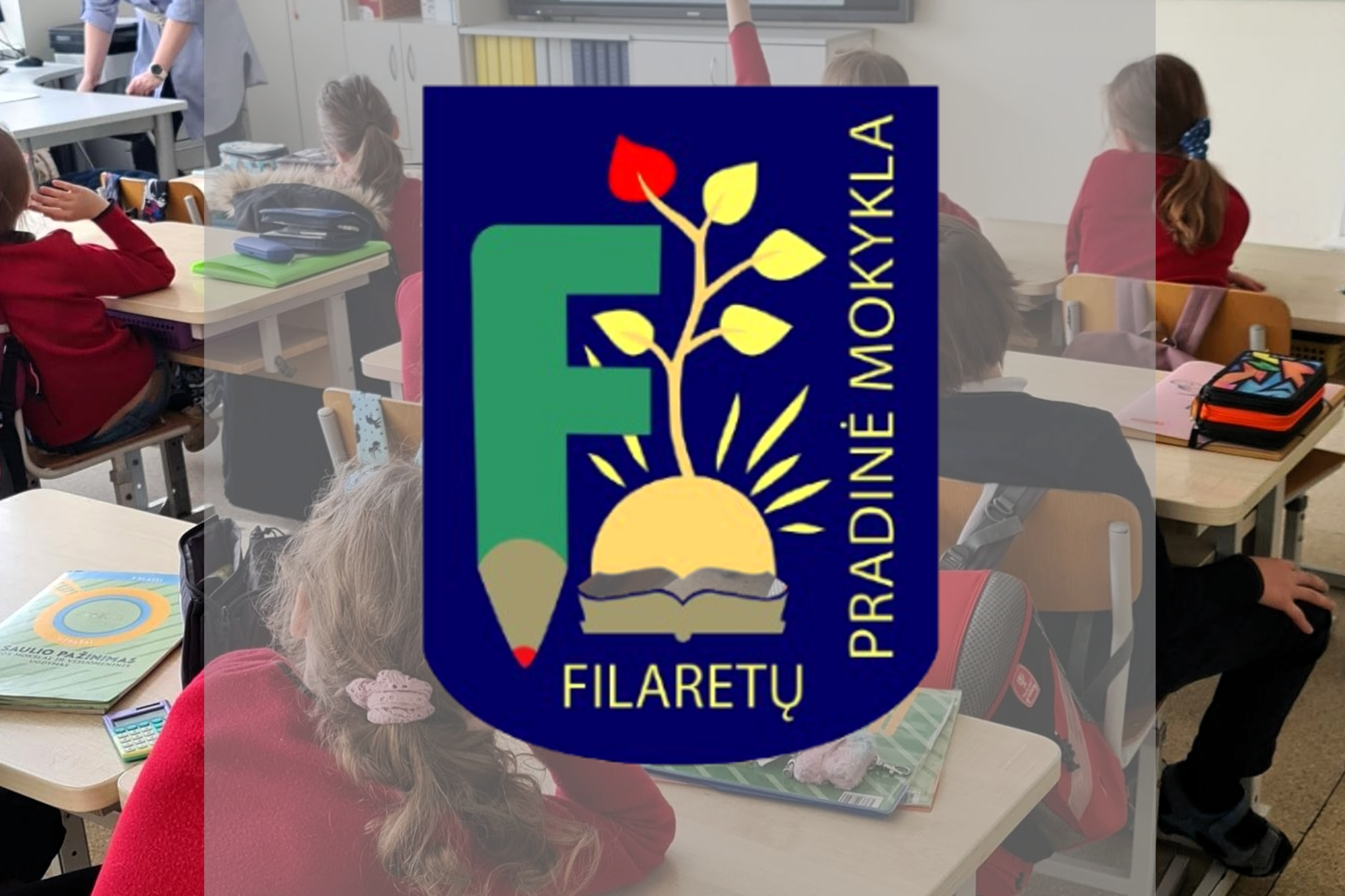 Iliustracija sudėta iš dviejų nuotraukų – viduryje skydo formos Filaretų pradinės mokyklos logotipas. Jame vaizduojama knyga, iš kurios šviečia saulė bei auga medelis, šalia taip pat pieštukas F raidės formos. Už šio logotipo yra klasės nuotraukos iškarpa