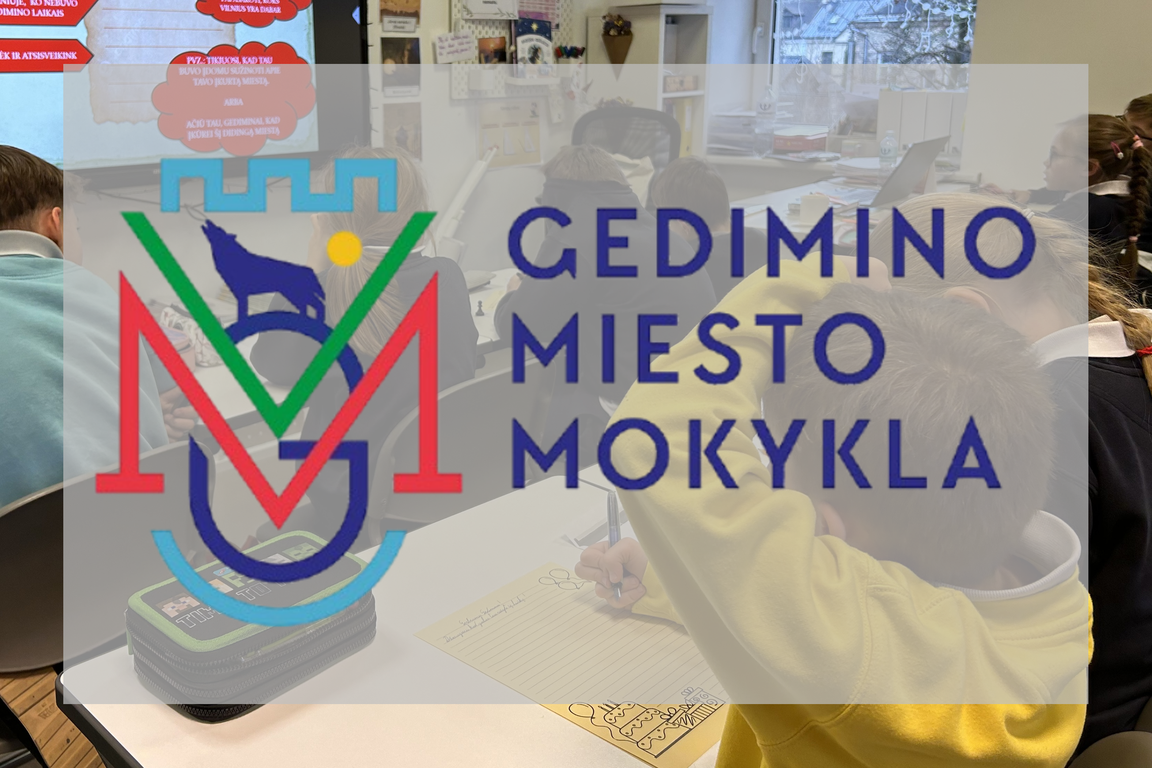 Klasėje prie stalų sėdintys vaikai yra nufotografuoti iš nugaros. Du vaikai vilki šviesiai mėlynus ir geltonus mokyklinius džemperius, o kiti – juodus. Visi ant popieriaus lapo rašo laišką Gediminui. Prieš vaikus yra televizorius, kuriame pateiktos instru