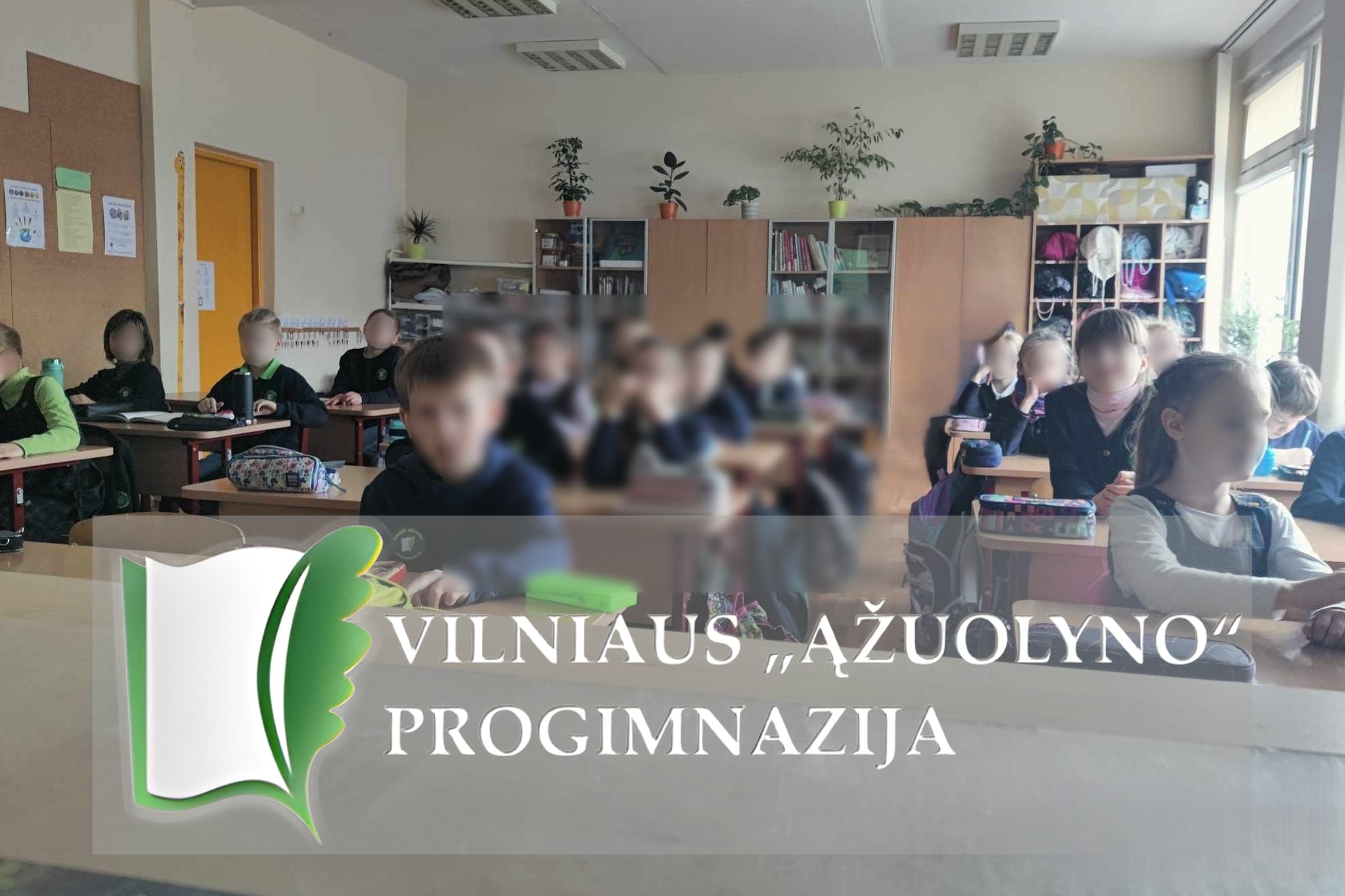Nuotraukoje vaizduojama klasė Vilniaus „Ažuolyno“ progimnazijoje. Mokiniai, vilkintys mokyklinę uniformą, sėdi prie stalų ir dėmesingai žiūri į priekį. Klasėje matyti augalai ir įvairūs mokymo priemonių lentynos. Priekyje aiškiai matomas mokyklos logotipa